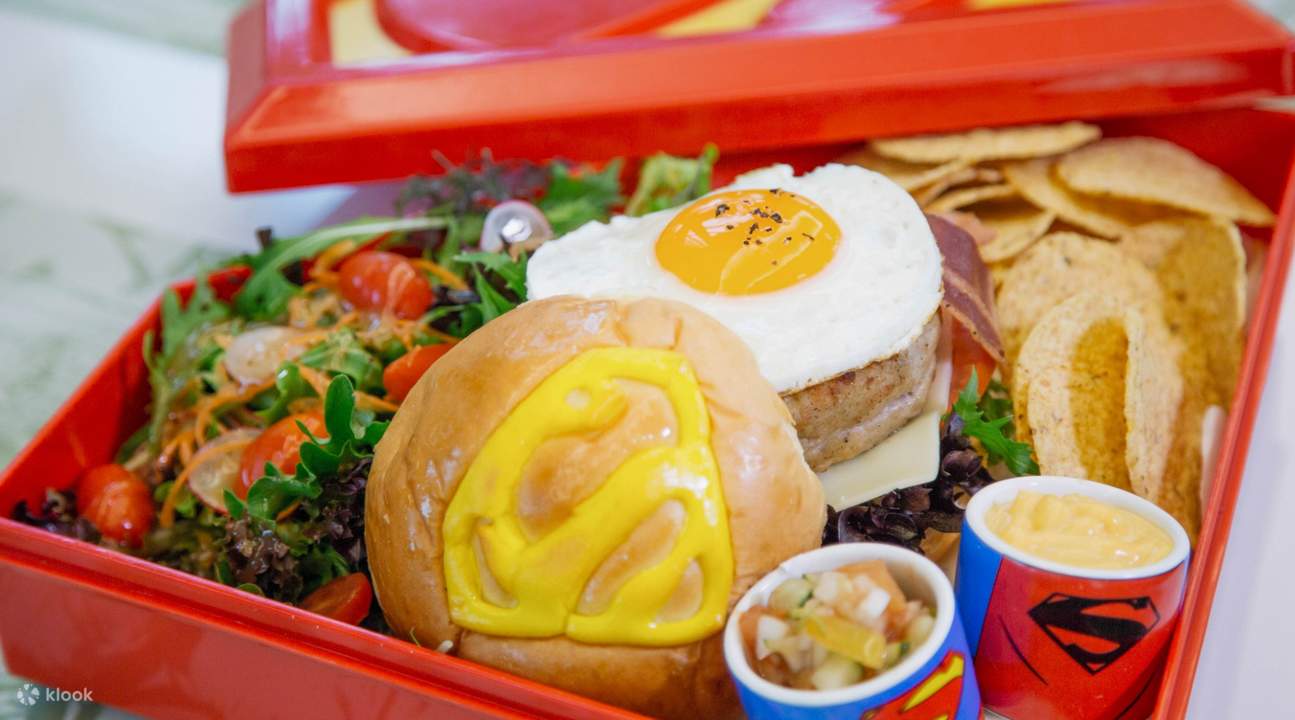 ร้าน DC Super Heroes Cafe ในย่านมารีนาเบย์แซนส์