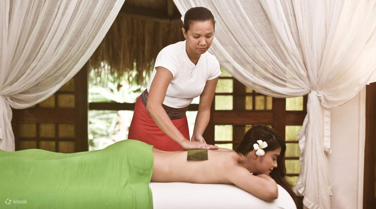 donna che riceve un massaggio al pacchetto Mandala Spa Boracay
