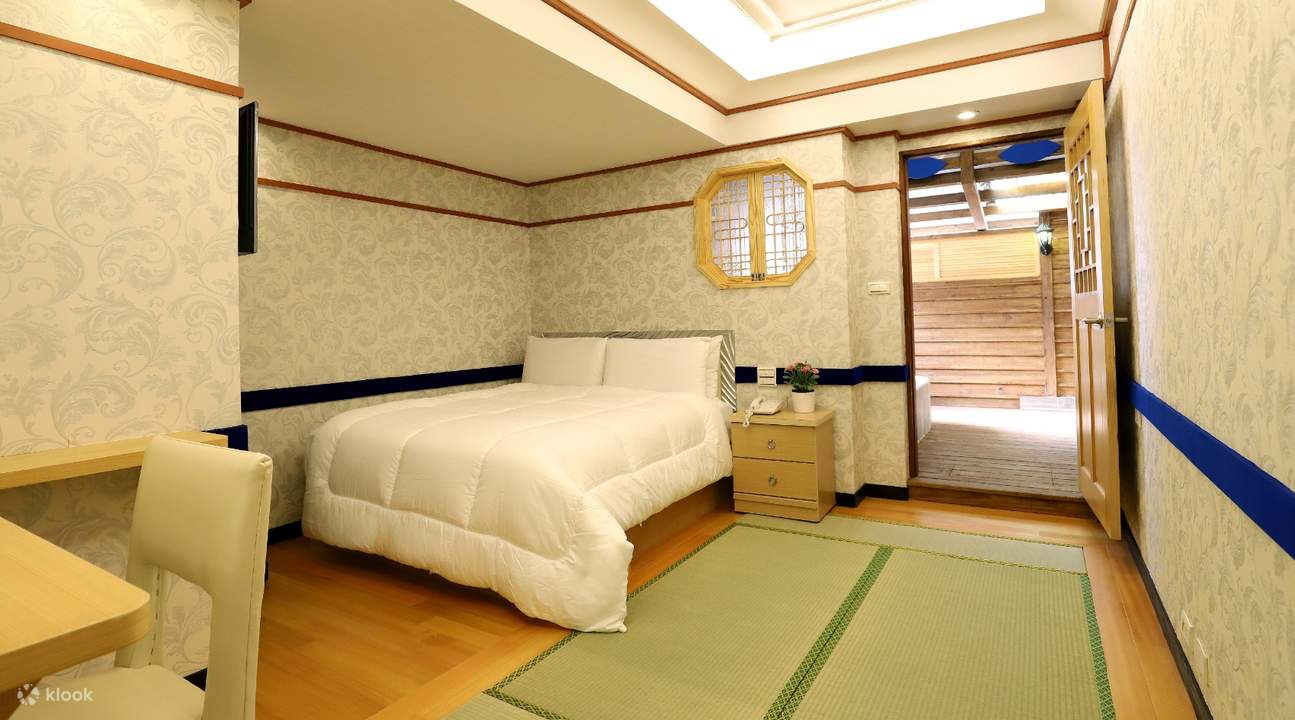 Private room with bed and desk in Gorgeous Hot Spring Resort Hotel, Taipei