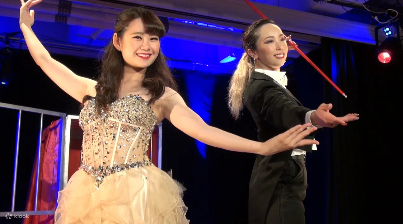 兩位女士正在表演魔術