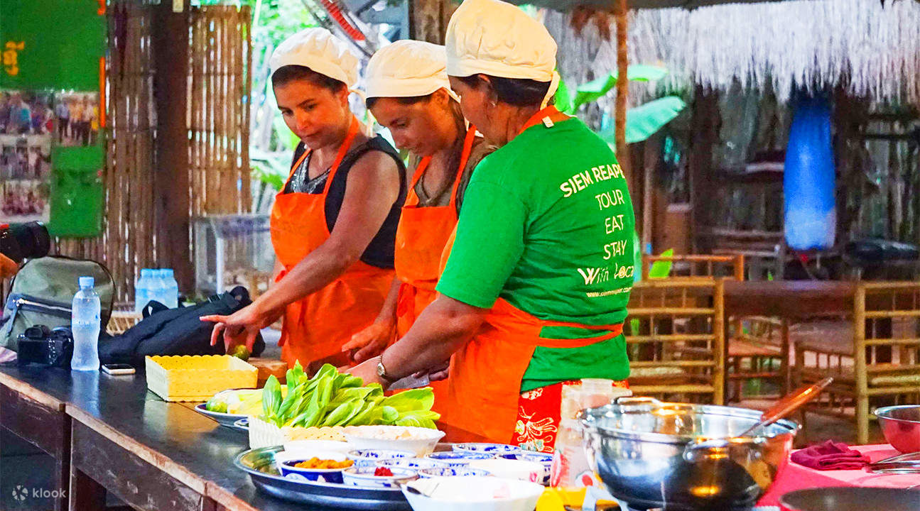 wanita memasak di siem reap