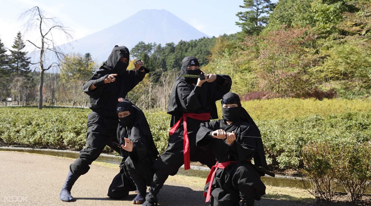 oshino ninja village photo op with ninja