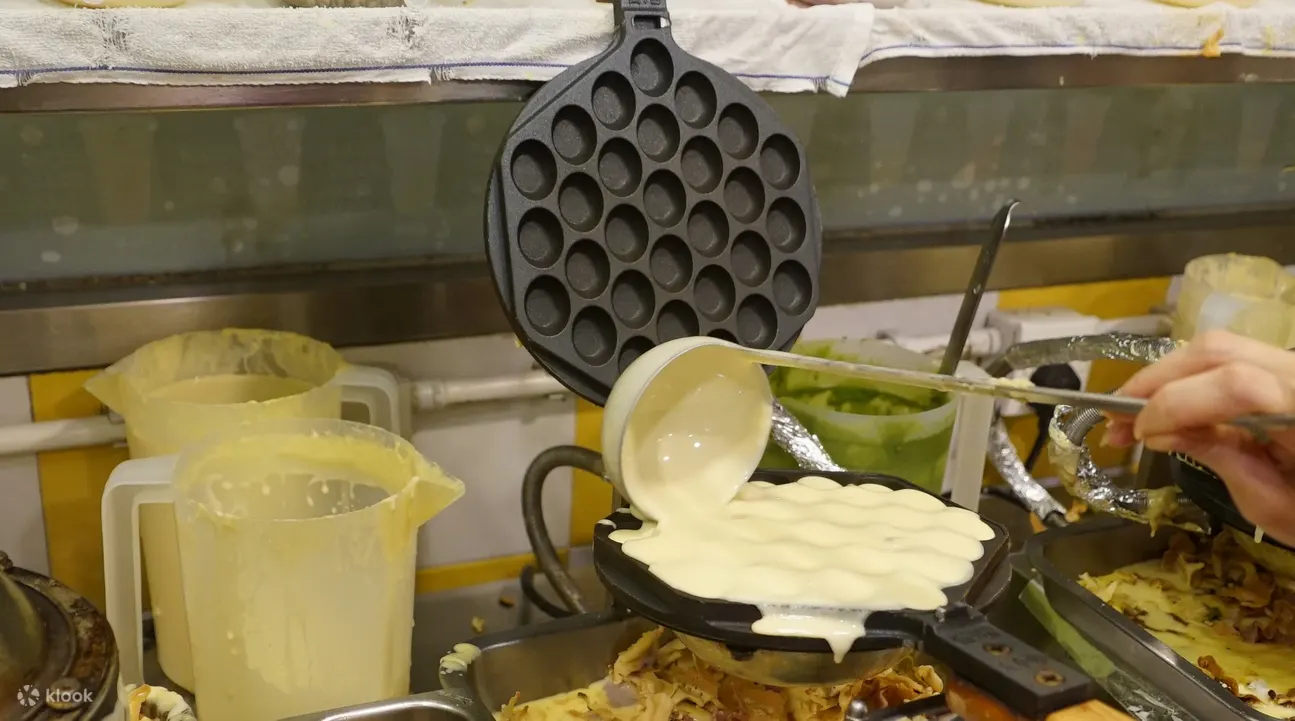 egg puff making at Mammy Pancake in Kwun Tong