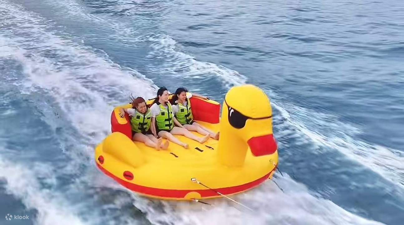 Mit Freunden nebeneinander sitzen, plaudern, die fernen Inseln betrachten, der Wind ist nicht stark, die Wellen nicht heftig, selbst die Zeit scheint langsamer zu vergehen.