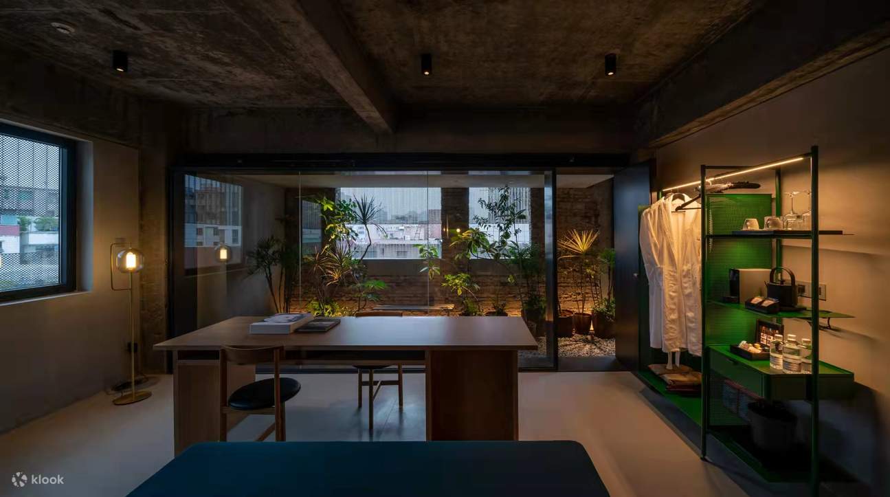 The hotel was formerly a mixed-living urban village dormitory building and Baode Square was separated by a wall. It is the social center of the entire Nantou ancient city. Residents in the village like to go to the square to gather together during New Yea