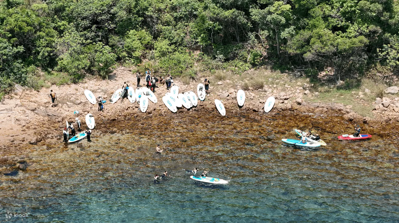 海水清澈见底，可在海中浮潜