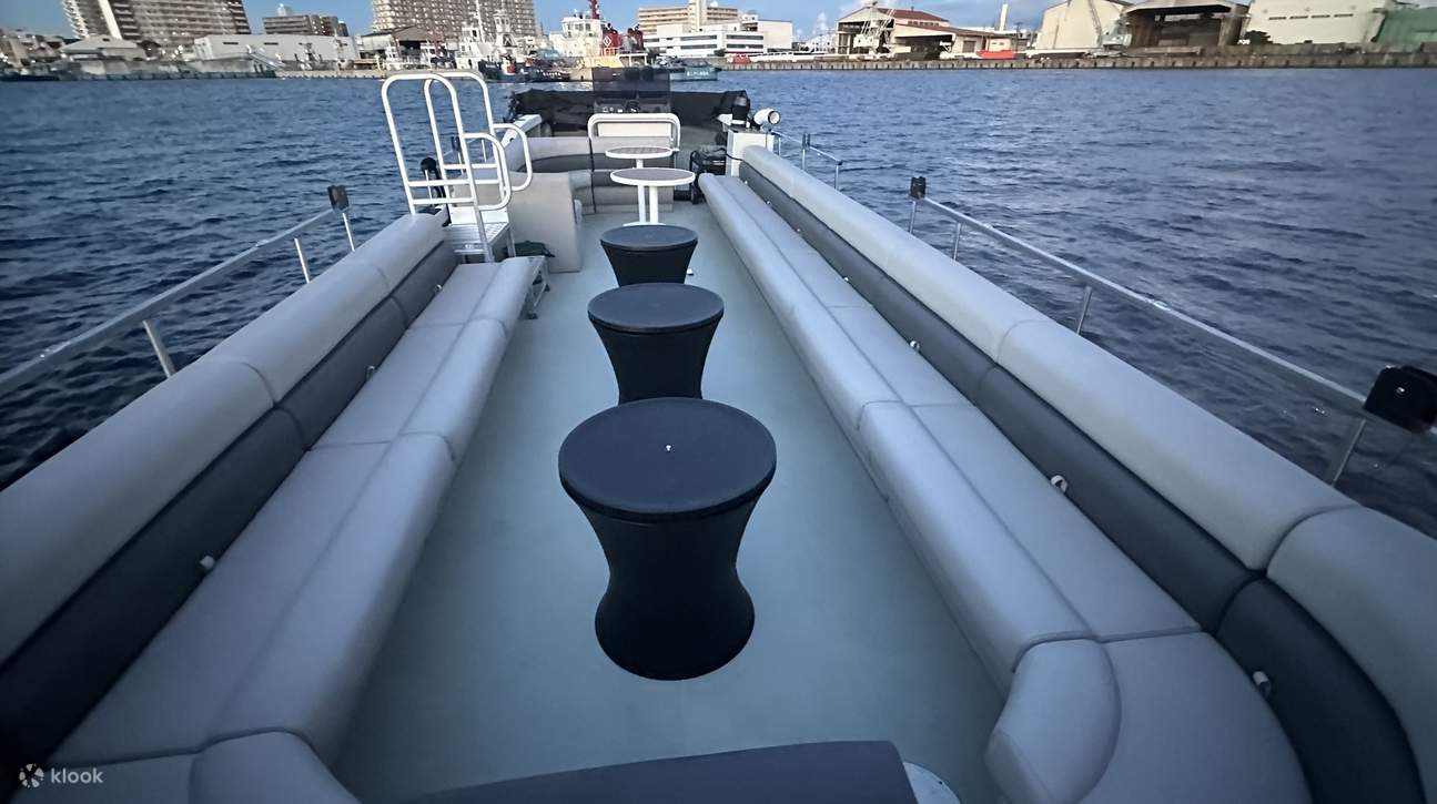 [AVVISO IMPORTANTE] Le dimensioni dell'imbarcazione possono variare a seconda del numero di partecipanti. Sono operative anche imbarcazioni più grandi.