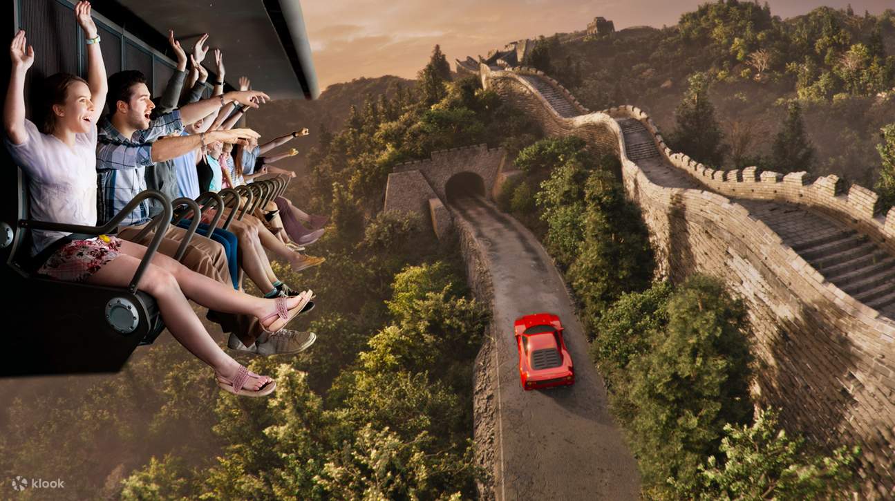 ครอบครัวเพลิดเพลินกับการนั่งรถไฟเหาะเสมือนจริงที่ เฟอร์รารี่ แลนด์ ตาร์ราโกนา