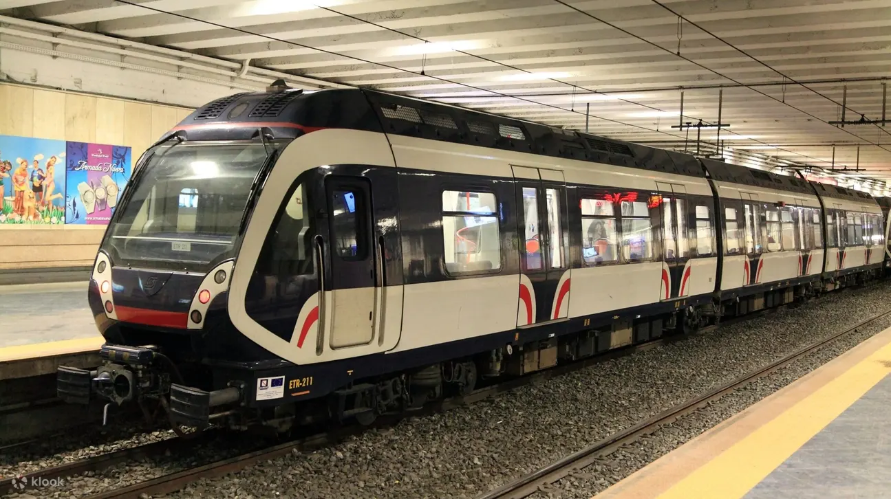 乘坐时尚的火车，欣赏全景风光，享受平稳无忧的旅程，放松身心