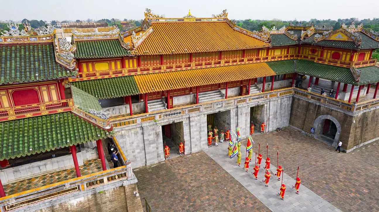 这座城堡采用顺化皇家建筑的独特风格建造，每一根线条和装饰元素都散发着顺化王室庄严、精致和富丽堂皇的美学风格。
