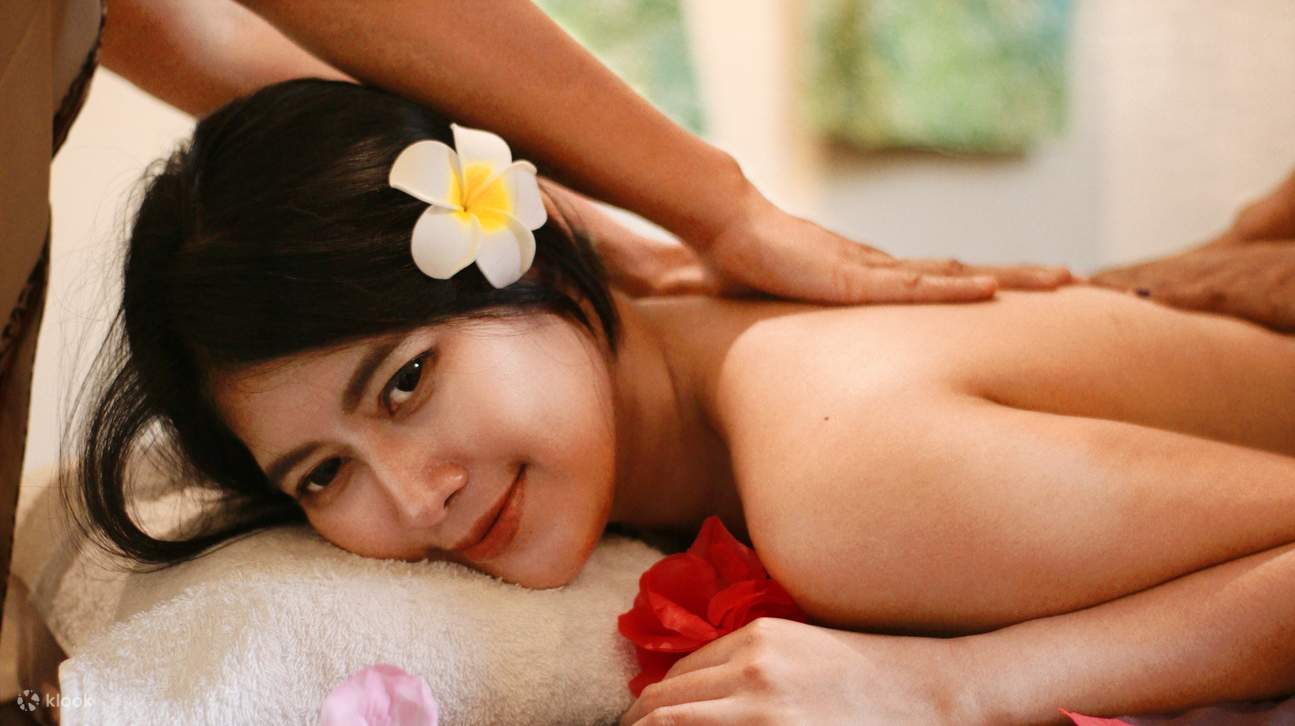 女士享受背部按摩