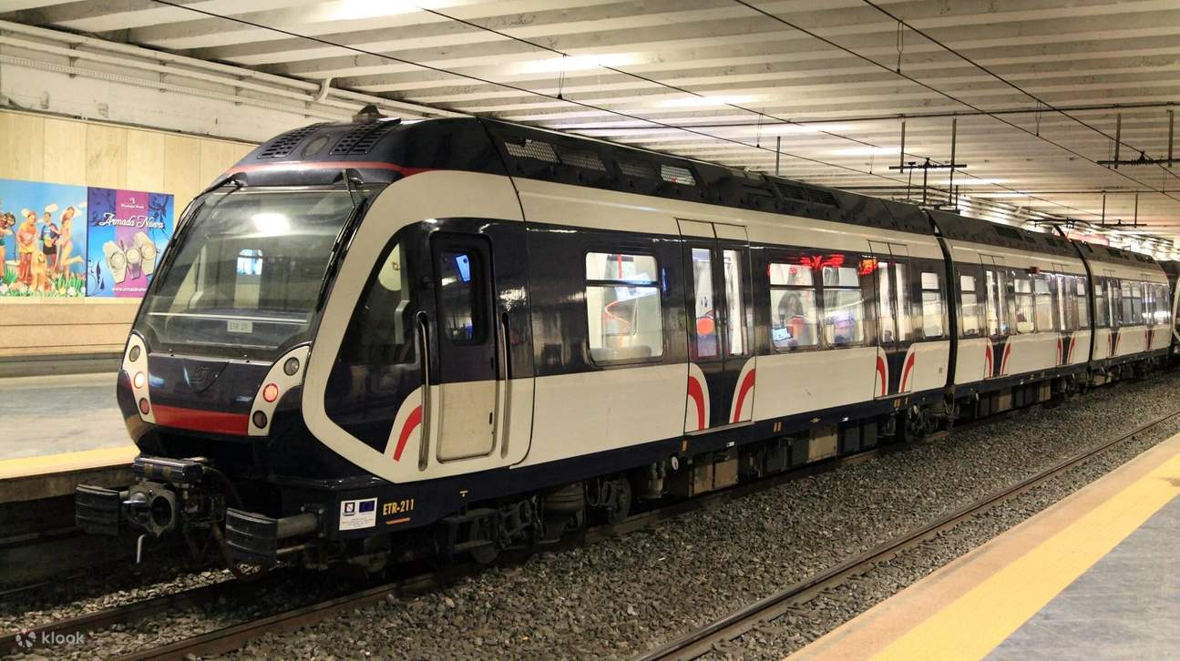 Stilvoller Zug wartet am Bahnsteig, bereit für Ihr nächstes stressfreies Stadtabenteuer