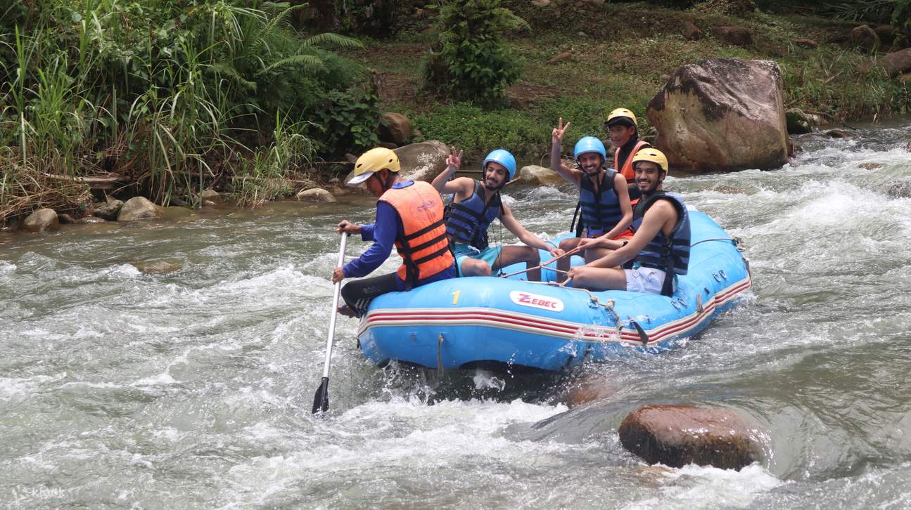 Aventura de rafting de 5 km, tirolesa y vehículos todo terreno desde Phuket