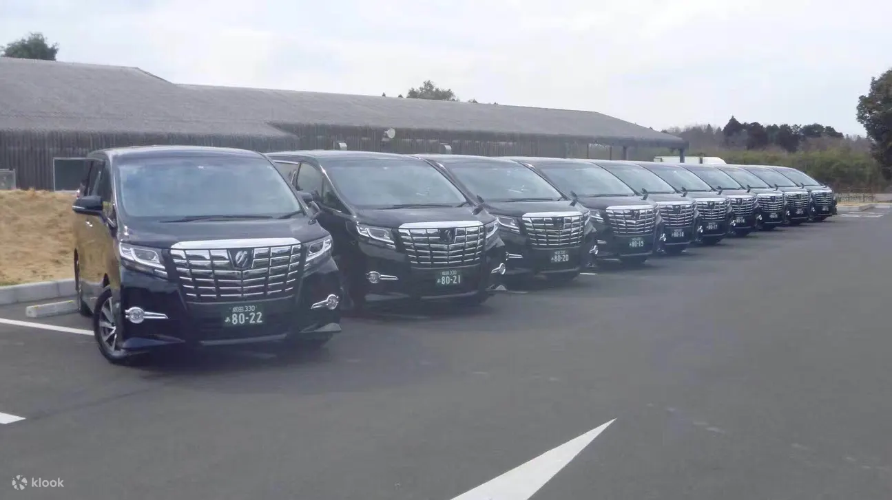 停放的黑色货车