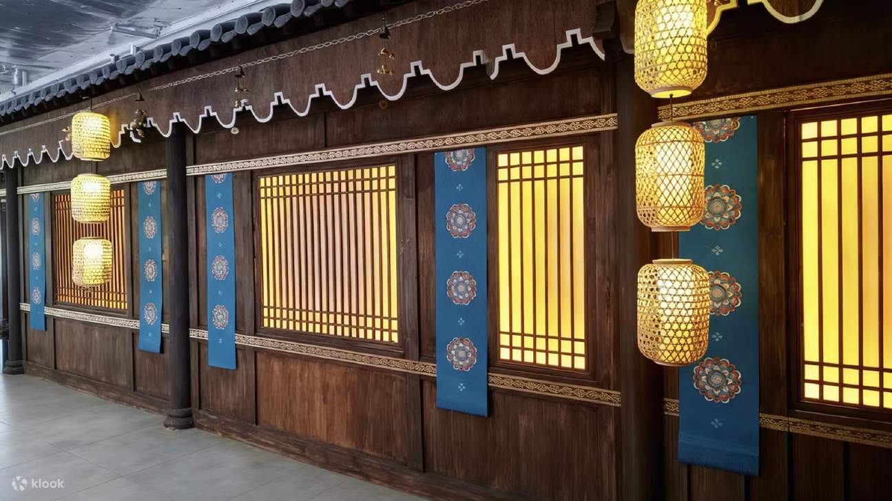 木格窗欞透出柔和光暈營造出濃郁的唐風氛圍