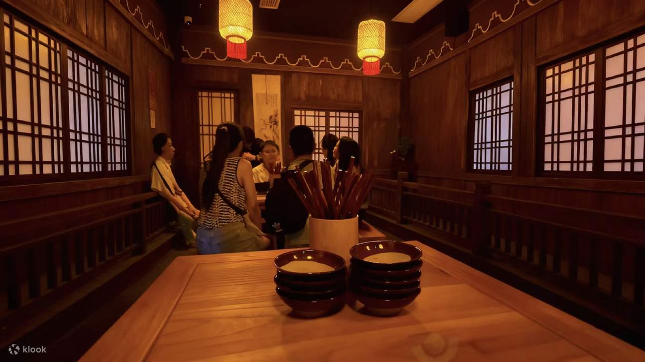 人們圍坐其間在充滿唐風環境中開啓互動體驗