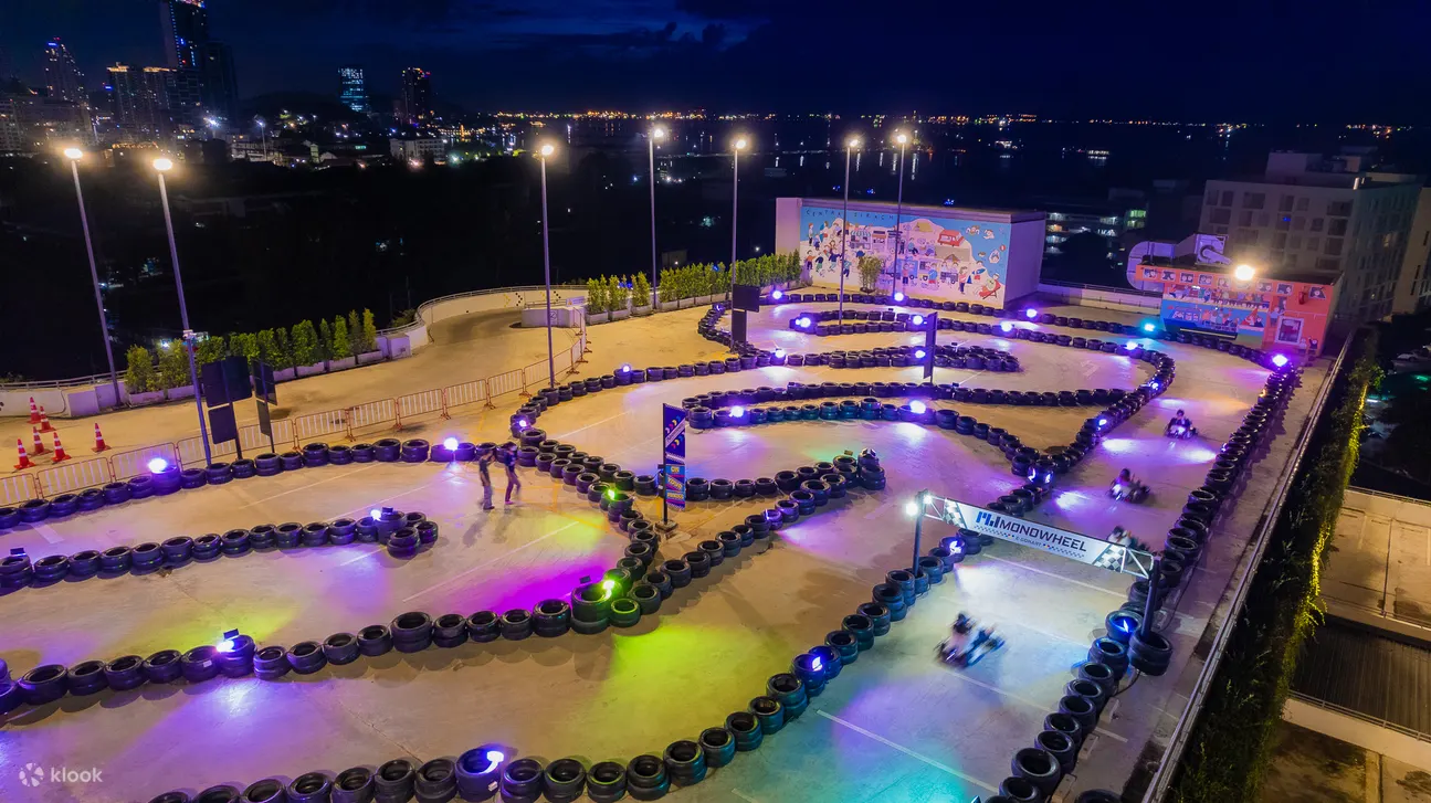 赛道上装饰着五颜六色的 LED 灯