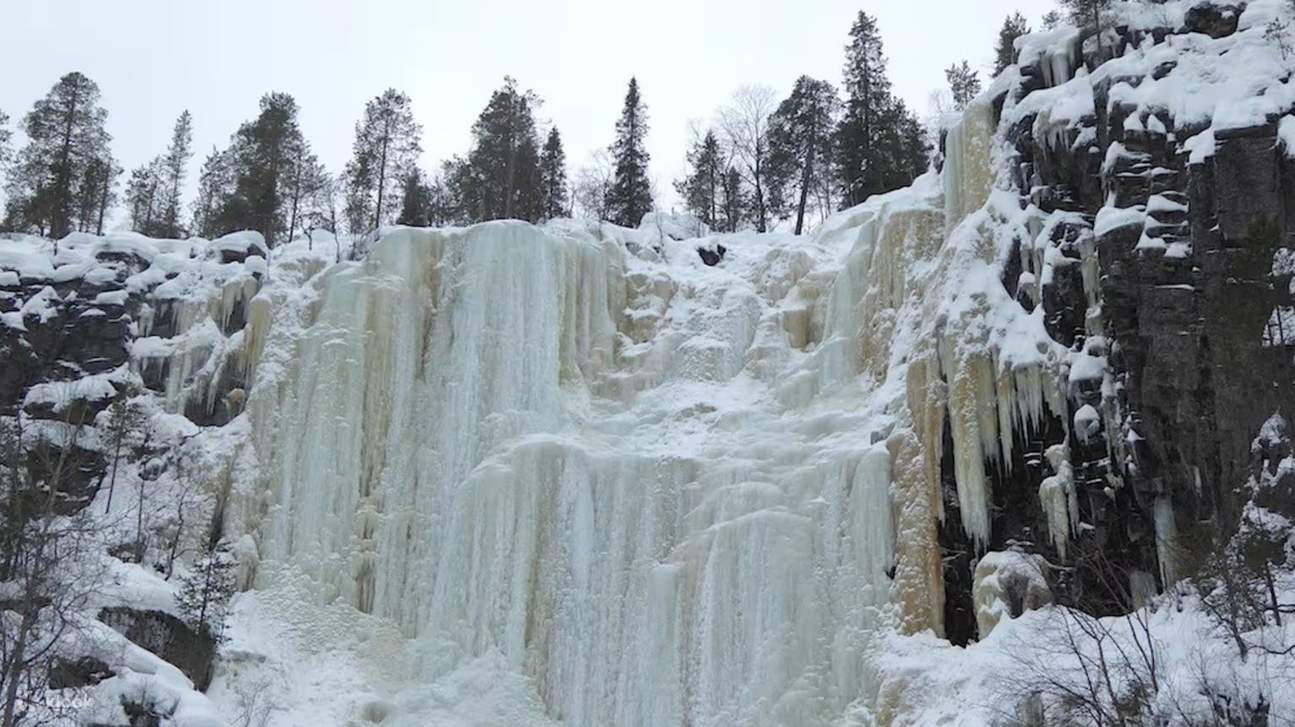 Pendakian Air Terjun Beku Kourouoma
