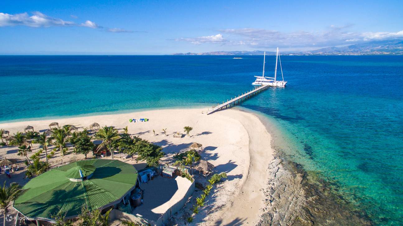 Tivua 島海灘俱樂部提供燒烤午餐