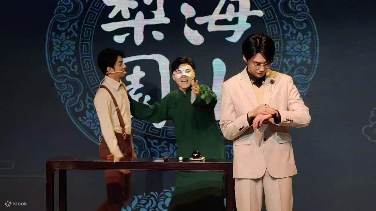 Shen Nianqiu suddenly looked up, in Huai An's and the comprador's same cold and detached eyes