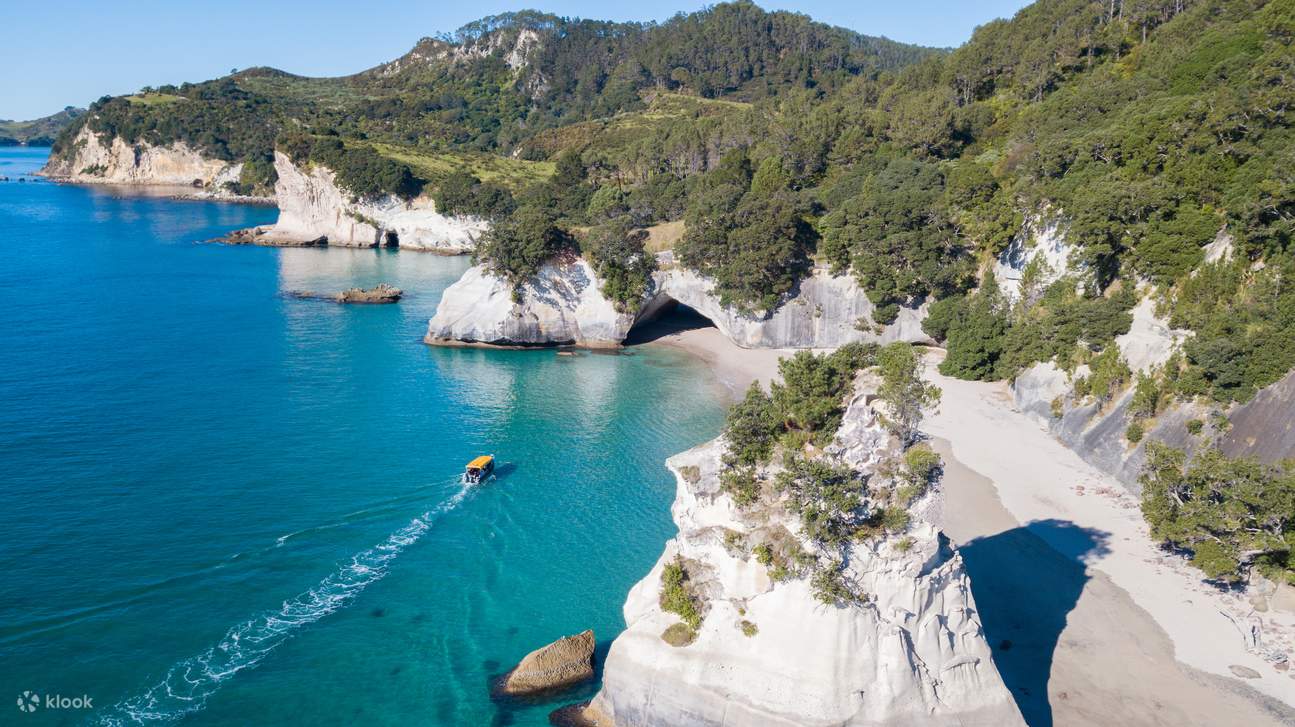 教堂湾 (Cathedral Cove) 区域的清澈海水