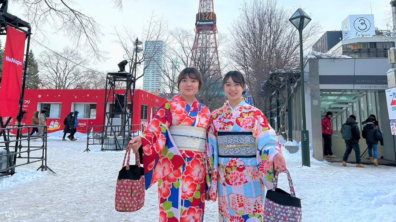 Imagine: the stunning patterns of your kimono beautifully contrasting with the pure white snow! It makes for truly unforgettable photos and a magical experience.

Don't worry about the cold—kimonos are surprisingly warm, and you can wear your own thermal 