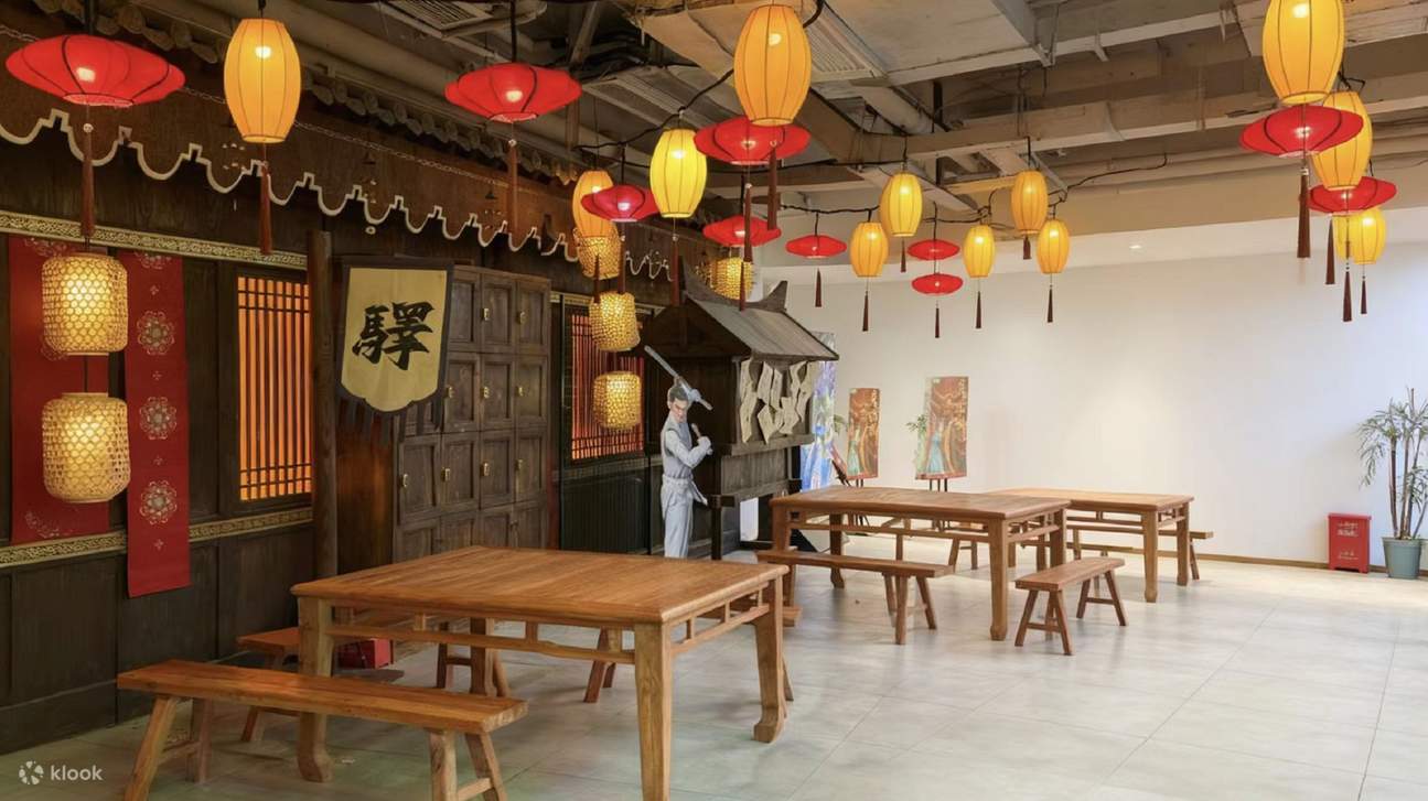 牆上 “驛” 字旗幟與古風裝飾畫相得益彰