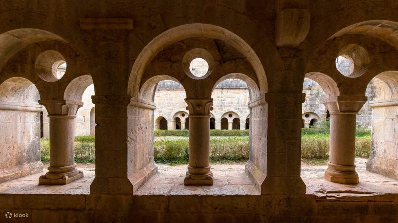 漫步在曾經虔誠的僧侶們走過的寧靜的石砌迴廊中