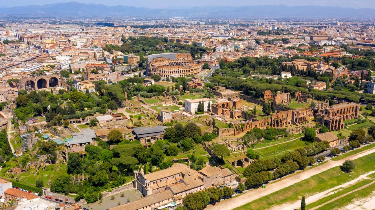從上方欣賞羅馬鬥獸場、帕拉蒂尼山和古羅馬廣場的壯麗景色