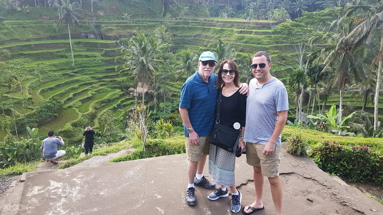 tourists posing at the bali rice terraces