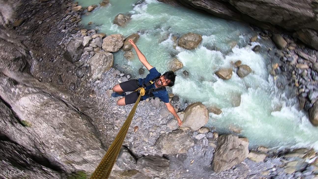 Canyon Swing Experience in Interlaken