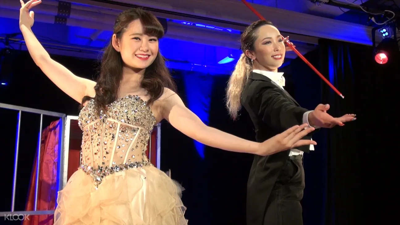 兩位女士正在表演魔術
