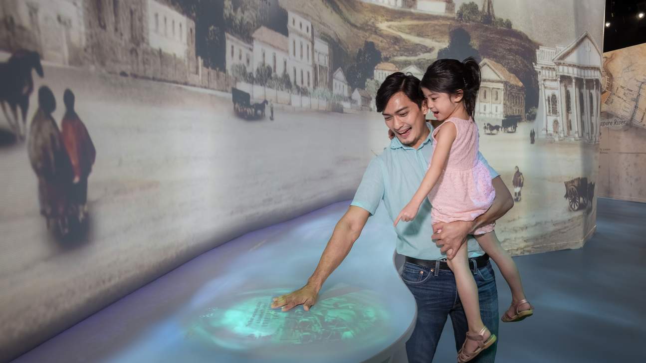 un père et sa fille dans la Singapore Flyer Time Capsule