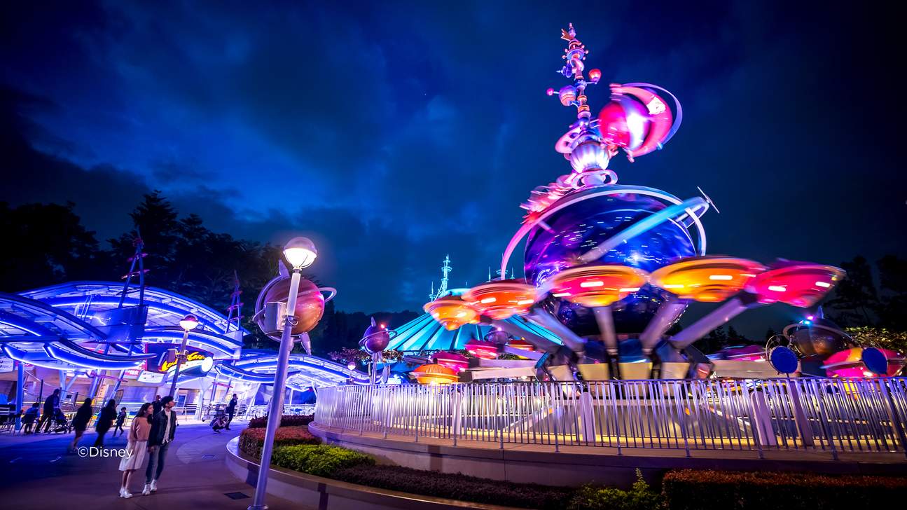 Orbitron - Pandu piring terbang anda sendiri tinggi di atas Tomorrowland di tengah-tengah galaksi berkilauan yang dipenuhi planet-planet yang berputar.