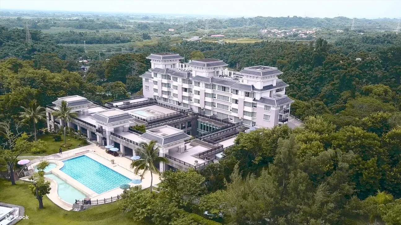 Jianshanpi Resort in Liuying covers approximately 100 hectares, including Jianshanpi Reservoir, and is known as 