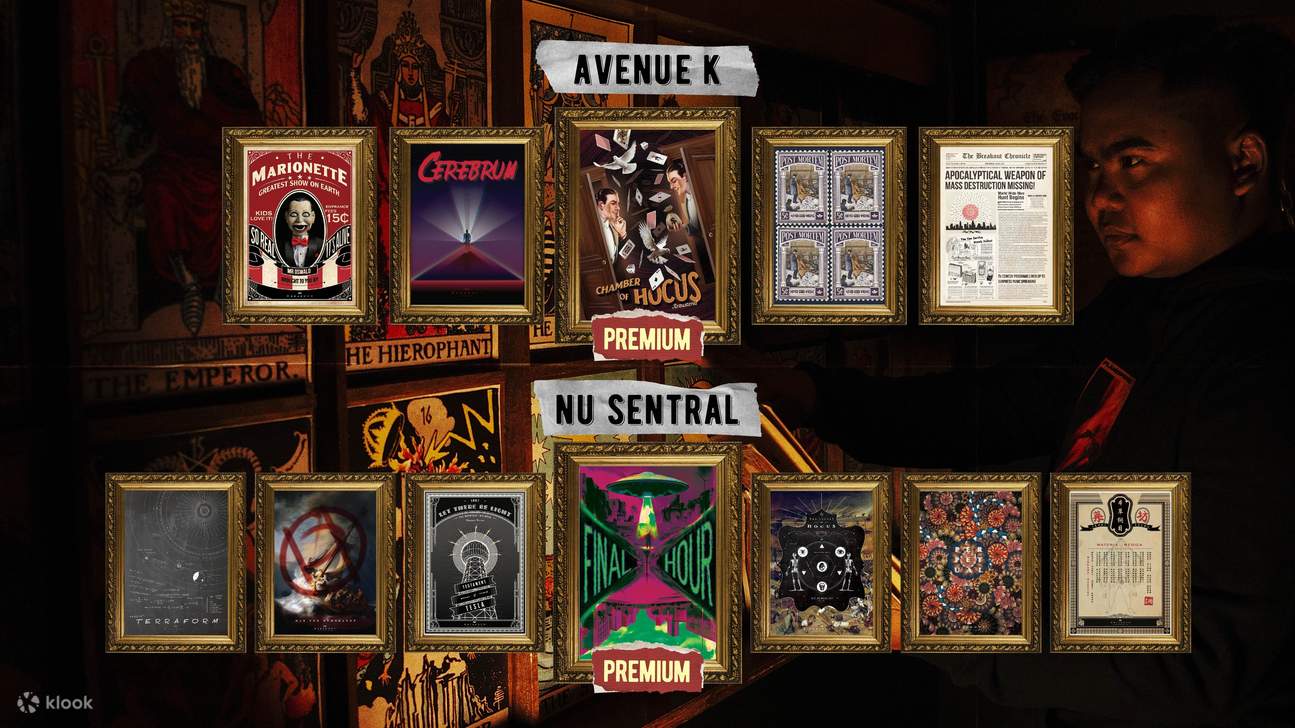 Hände, die ein Schloss bei Breakout Kuala Lumpur halten