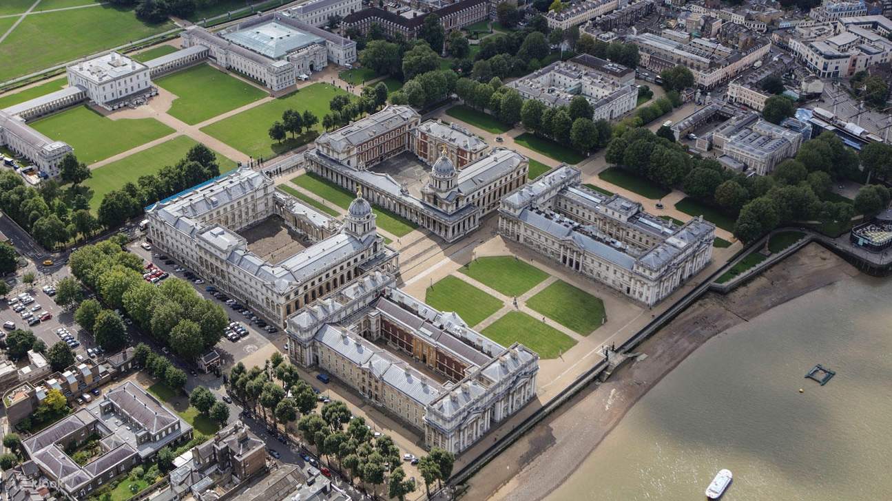 Thiết kế kiến trúc tráng lệ ở trên có bố cục của Old Royal Naval College