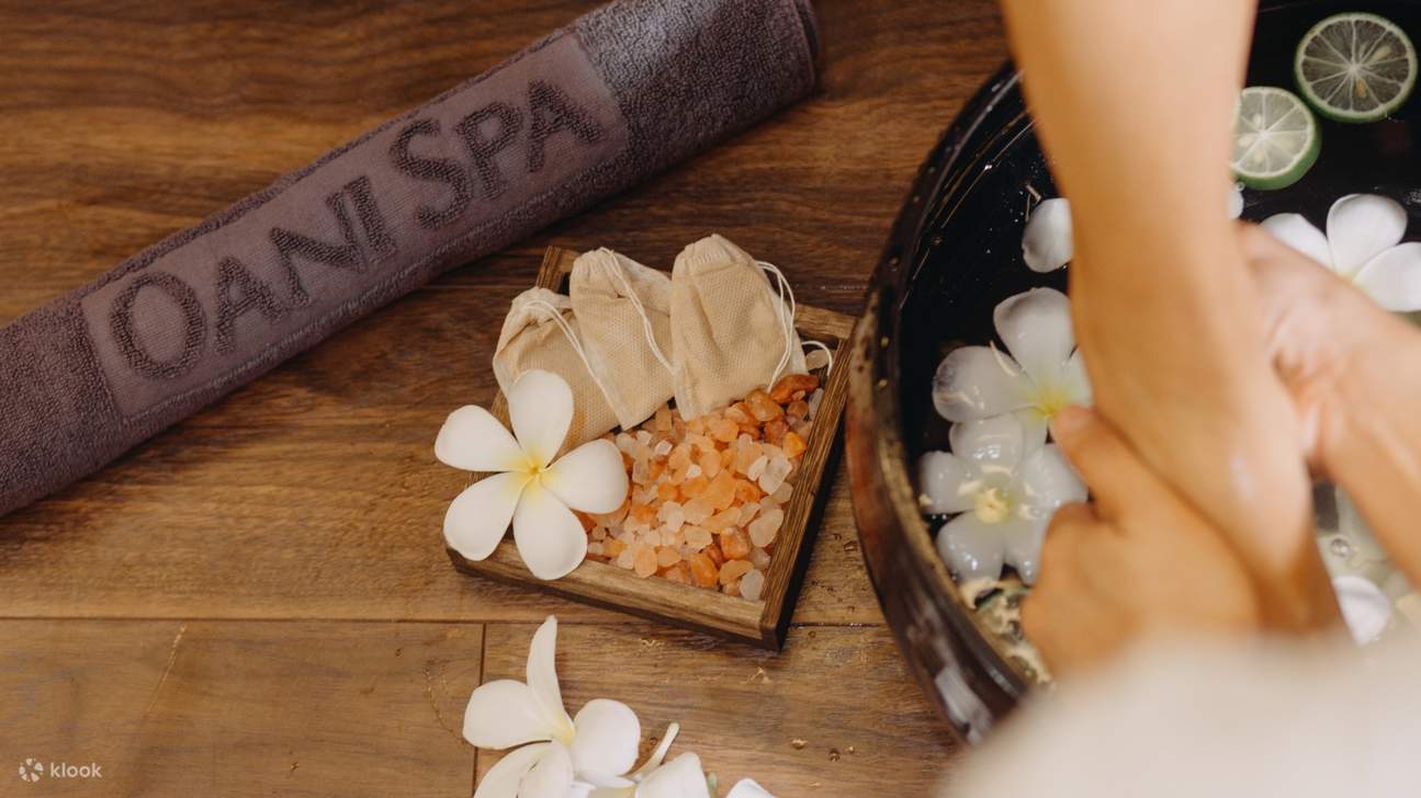 Расслабьтесь с успокаивающей терапией для ног в Oani Spa & Massage Da Nang — идеальный способ расслабиться перед процедурой.