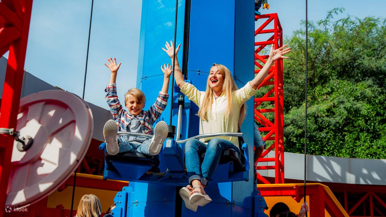 Дайте волю воображению, устраивая гонки на собственноручно построенных моделях по захватывающим трассам.