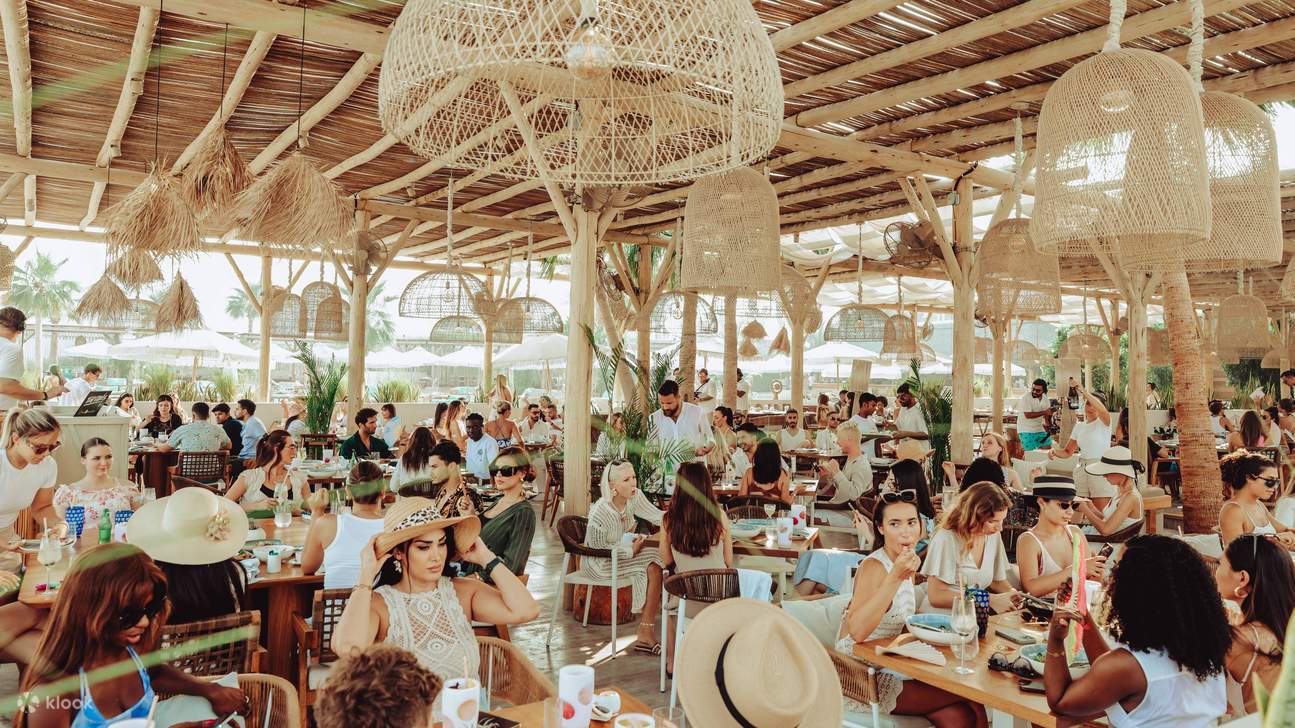 Thưởng thức những ly cocktail thủ công khi bạn thư giãn bên làn nước lấp lánh