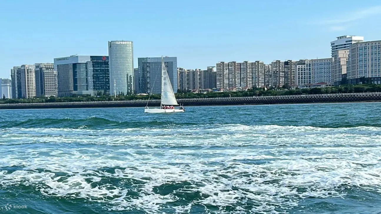 解开缆绳，帆船缓缓驶向广阔的海面，船身划开波浪，白色的浪花在船舷边翻涌跳跃，奏响一曲激昂的海洋乐章。