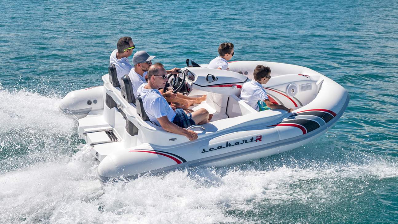 Conduce tu barco a tu propio ritmo, guiado por un guía experimentado para garantizar la seguridad.