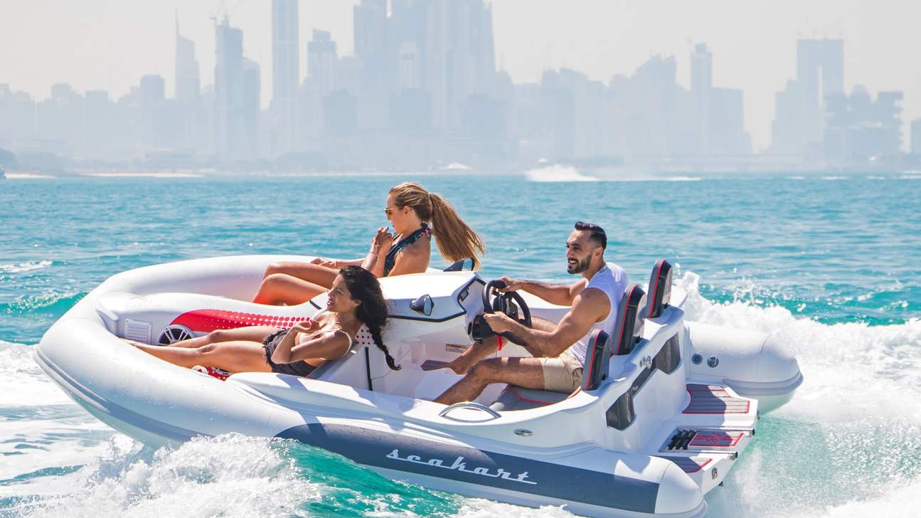 Surca las olas pasando el icónico horizonte de Dubái