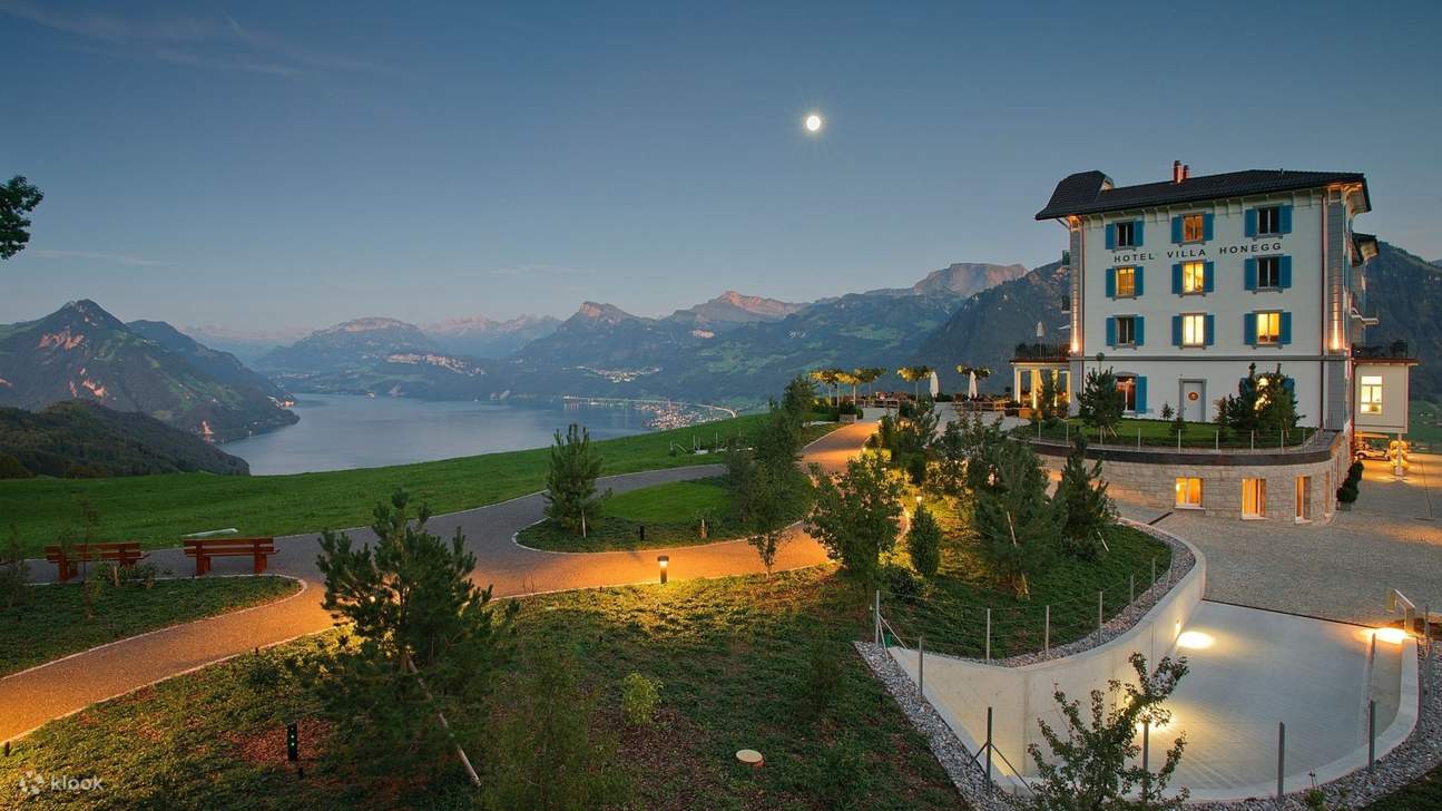 在柔和的暮光中闪耀的霍内格别墅，一个神奇的时刻