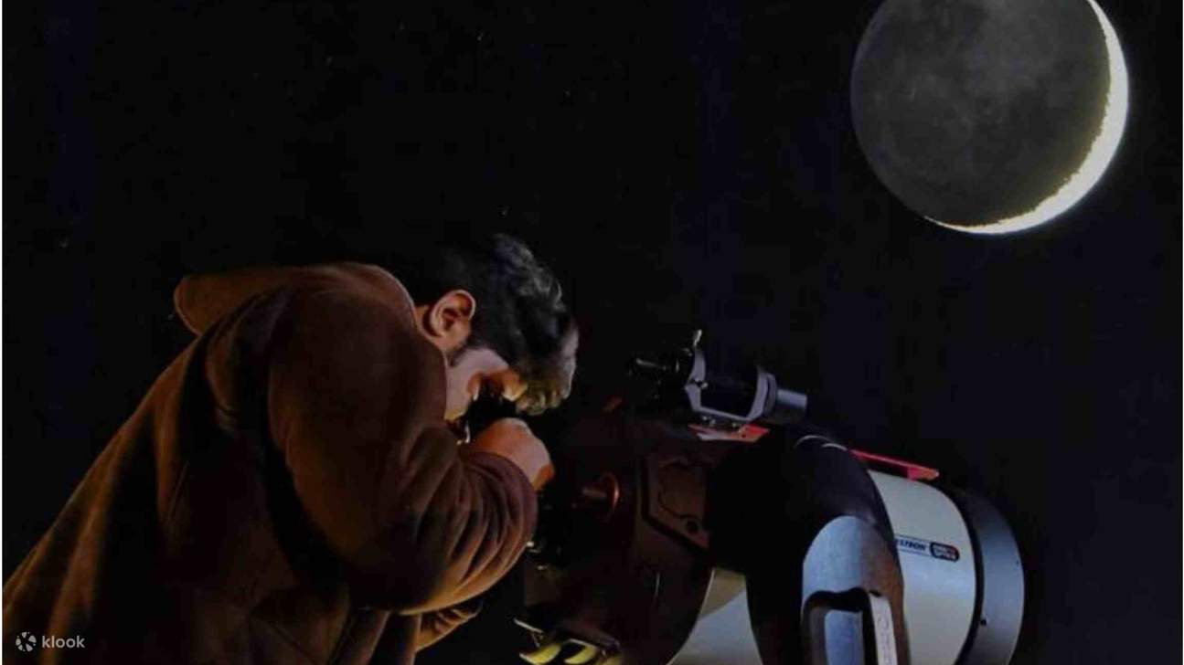 Osserva il cielo danzare delicatamente mentre storie di luce illuminano la notte