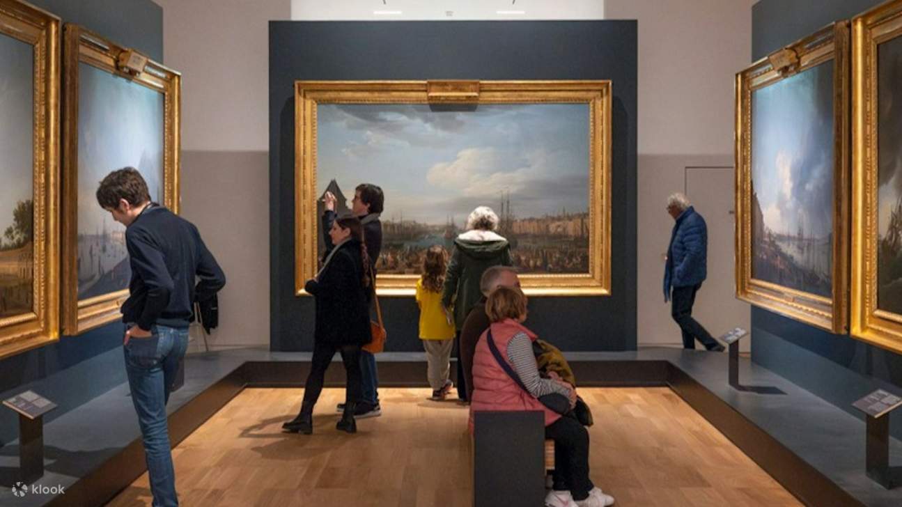 Temukan karya seni memukau yang menangkap drama dan keindahan laut lepas