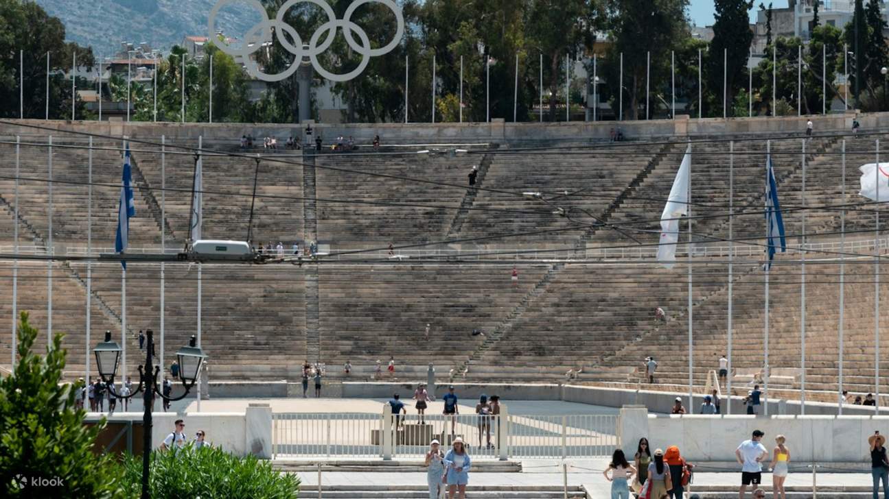 고요한 해변부터 유명한 온천 호수까지, Vouliagmeni의 아름다운 자연을 만끽하세요.