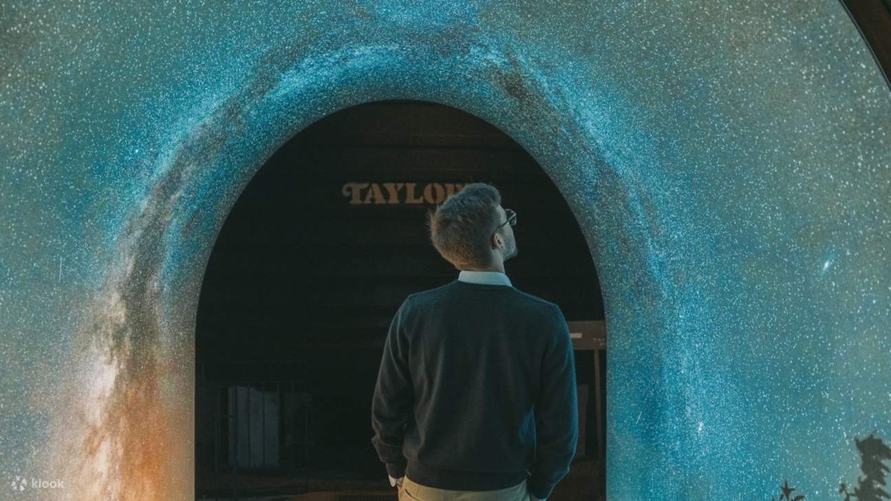 Un visiteur se tient à l'entrée de la salle de la cave, admirant son charme rustique