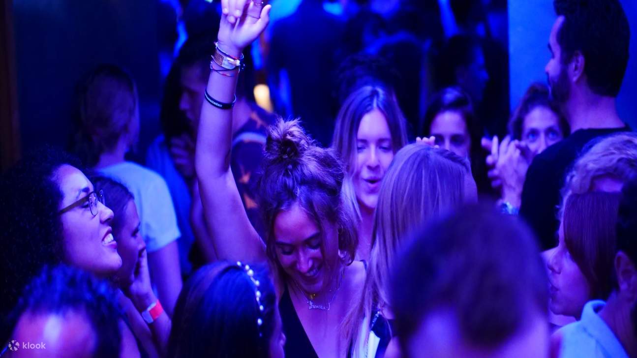 尽情释放自我，自由舞动，感受音乐带来的夜晚！