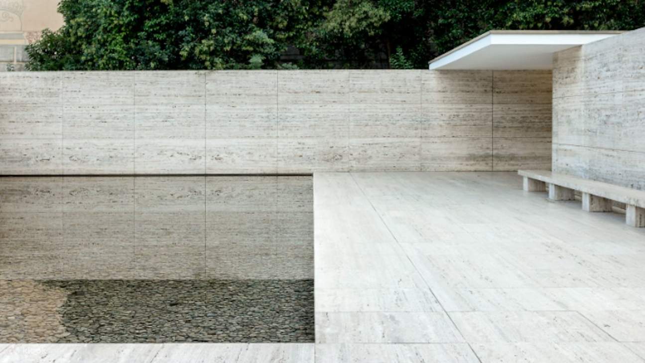 Шедевр архитектурной чистоты, демонстрирующий минималистичный дизайн и плавные пространственные переходы